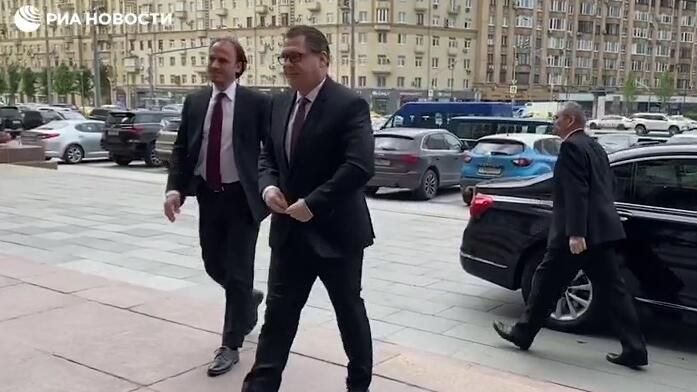 Посол Чехии в Москве Витезслав Пивонька около здания МИД России Посол Чехии в Москве Витезслав Пивонька около здания МИД России - РИА Новости, 1920, 18.04.2021