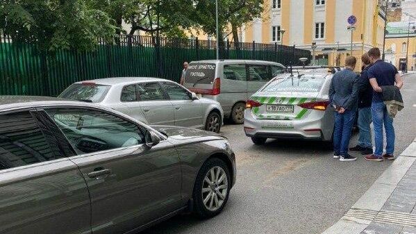 ДТП с участием беспилотного автомобиля Мостранспроекта в центре Москвы ДТП с участием беспилотного автомобиля Мостранспроекта в центре Москвы - РИА Новости, 1920, 15.06.2020