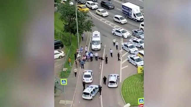 Оперативные службы на месте вооруженного нападения на полицейских на Ленинском проспекте Оперативные службы на месте вооруженного нападения на полицейских на Ленинском проспекте