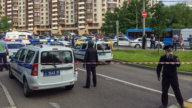 Сотрудники оперативных служб на месте стрельбы на Ленинском проспекте Сотрудники оперативных служб на месте стрельбы на Ленинском проспекте