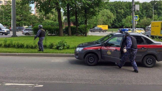 Сотрудники оперативных служб на месте стрельбы на Ленинском проспекте Сотрудники оперативных служб на месте стрельбы на Ленинском проспекте
