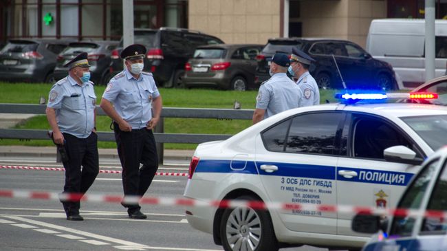 Сотрудники полиции на месте стрельбы на Ленинском проспекте
