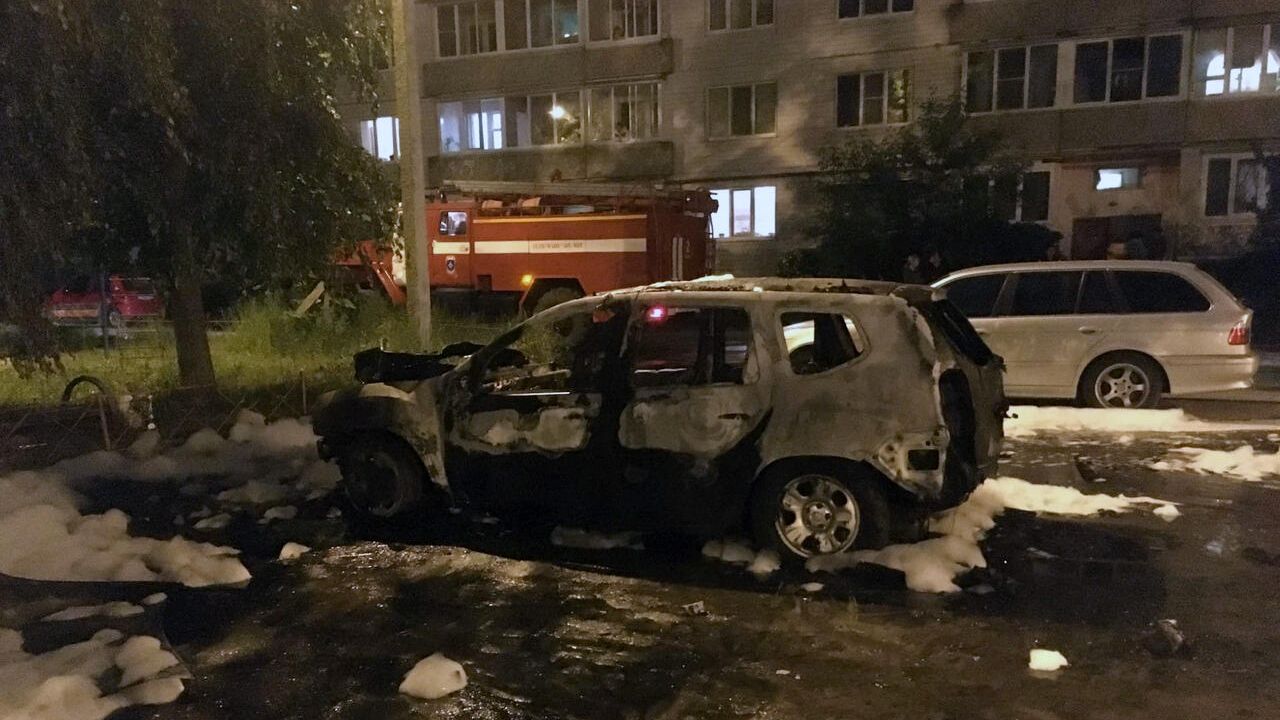 Сгоревший автомобиль на парковке во дворе дома в поселке ДРСУ-2 в Твери - РИА Новости, 1920, 16.06.2020
