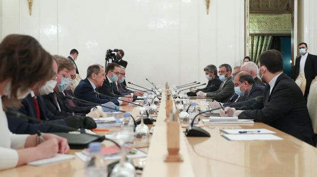Министр иностранных дел РФ Сергей Лавров и министр иностранных дел Ирана Мухаммад Джавад Зариф во время встречи в Москве
