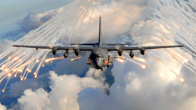 Самолет АС-130U. Отстрел ложных тепловых целей