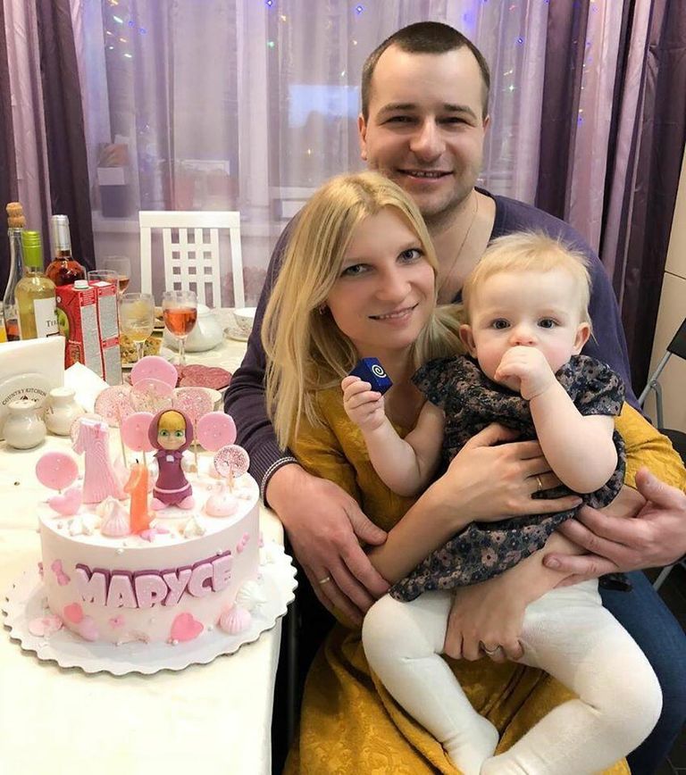 Анна с мужем и дочерью
