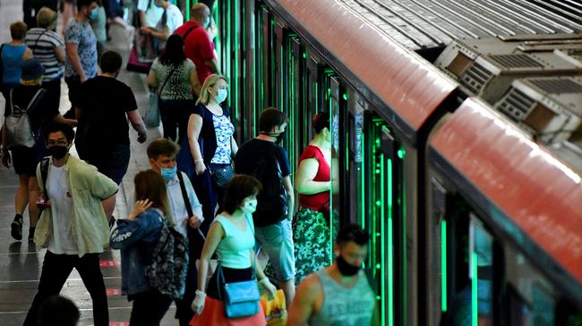 Пассажиры на станции метро Комсомольская в Москве. С 9 июня в Москве отменен режим самоизоляции Пассажиры на станции метро Комсомольская в Москве. С 9 июня в Москве отменен режим самоизоляции