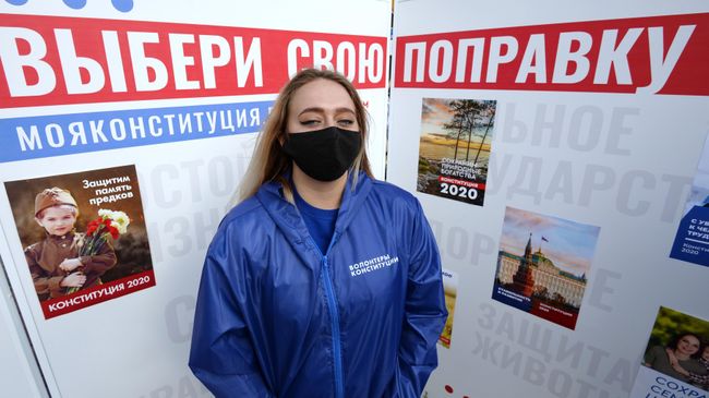 Активист Всероссийского общественного корпуса Волонтеры Конституции на Театральной площади в центре Красноярска Активист Всероссийского общественного корпуса Волонтеры Конституции на Театральной площади в центре Красноярска