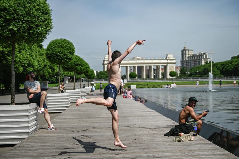 Отдыхающие в Парке Горького в Москве Отдыхающие в Парке Горького в Москве