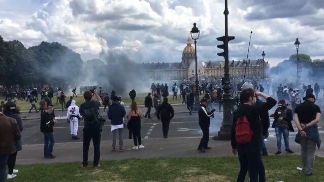 Столкновения демонстрантов с полицией у Дома инвалидов в Париже Столкновения демонстрантов с полицией у Дома инвалидов в Париже