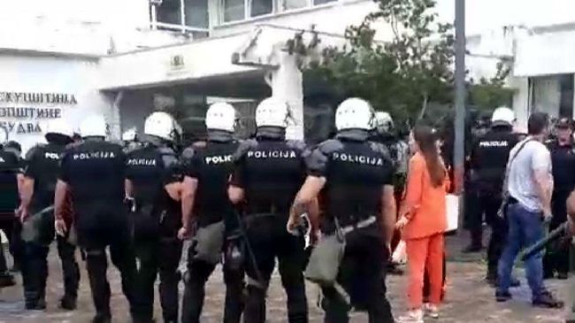Полиция Черногории у здания муниципалитета Будва. Стоп-кадр трансляции Полиция Черногории у здания муниципалитета Будва. Стоп-кадр трансляции