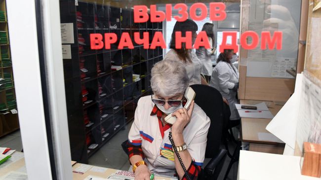 Медицинский работник в регистратуре поликлиники Медицинский работник в регистратуре поликлиники