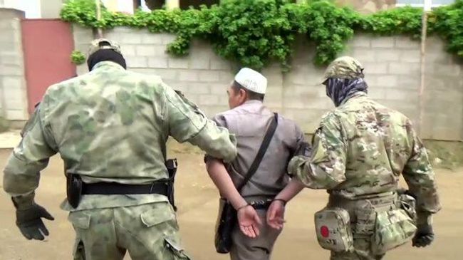 Кадры cпецоперации ФСБ по задержанию боевиков из банд Басаева и Хаттаба Кадры cпецоперации ФСБ по задержанию боевиков из банд Басаева и Хаттаба