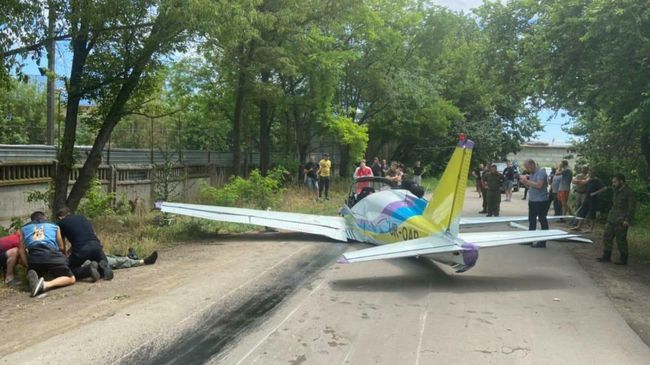 Место падения легкомоторного самолета в Одессе Место падения легкомоторного самолета в Одессе