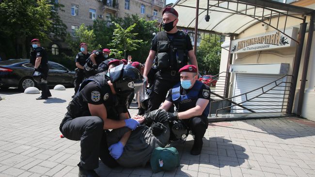 Полицейские задерживают одного из участников акции Немой президент - не мой президент! в Киев Полицейские задерживают одного из участников акции Немой президент - не мой президент! в Киев