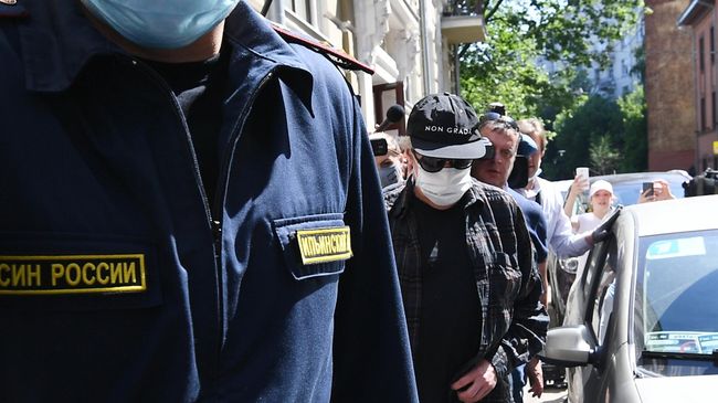 Актёр Михаил Ефремов, вызванный на допрос по делу о ДТП в столичный УВД, выходит из подъезда своего дома в Плотниковом переулке в Москве Актёр Михаил Ефремов, вызванный на допрос по делу о ДТП в столичный УВД, выходит из подъезда своего дома в Плотниковом переулке в Москве