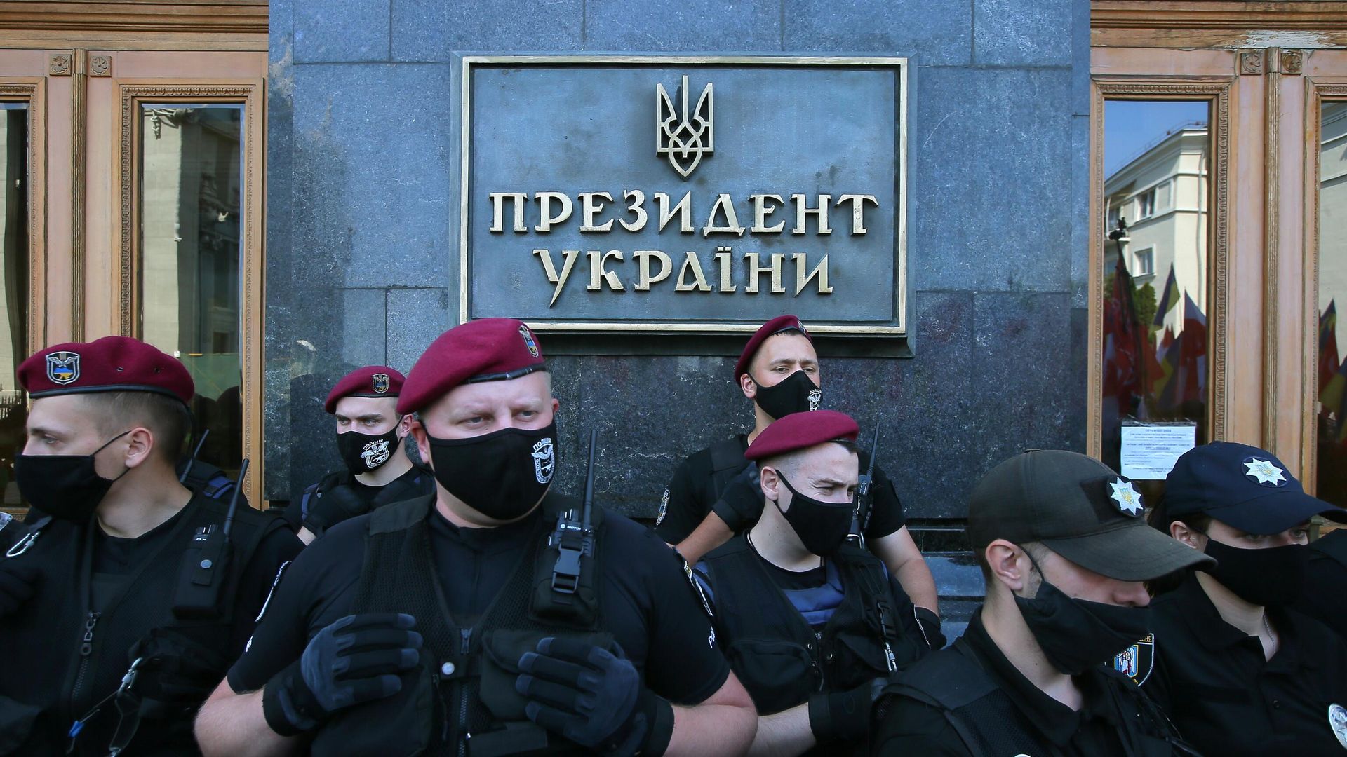 Сотрудники полиции у здания администрации президента Украины в Киеве Сотрудники полиции у здания администрации президента Украины в Киеве - РИА Новости, 1920, 19.05.2022