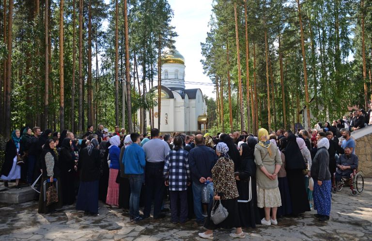 Верующие на территории Среднеуральского женского монастыря в Свердловской области