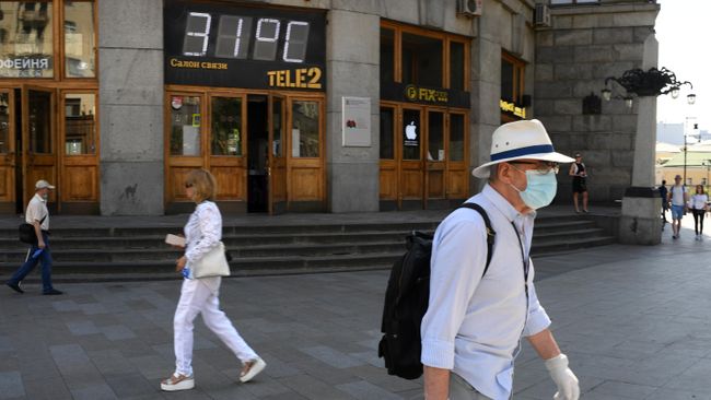 Температура 31 градус на табло на Тверской улице в Москве