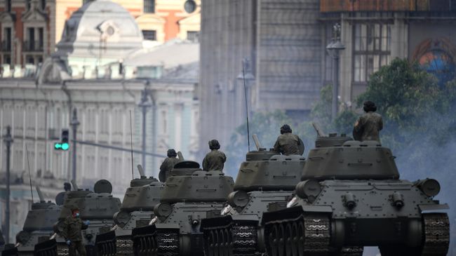 Танки-Т-34 во время прохода по Тверской улице перед началом ночной репетиции парада Победы в Москве Танки-Т-34 во время прохода по Тверской улице перед началом ночной репетиции парада Победы в Москве