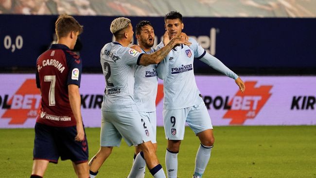 Soccer Football - La Liga Santander - Osasuna v Atletico Madrid - El Sadar Stadium, Pamplona, Spain - June 17, 2020 Atletico Madrid's Alvaro Morata celebrates their fifth goal scored by Yannick Carrasco with teammates, as play resumes behind closed doors following the outbreak of the coronavirus disease (COVID-19) REUTERS/Vincent West Soccer Football - La Liga Santander - Osasuna v Atletico Madrid - El Sadar Stadium, Pamplona, Spain - June 17, 2020 Atletico Madrid's Alvaro Morata celebrates their fifth goal scored by Yannick Carrasco with teammates, as play resumes behind closed doors following the outbreak of the coronavirus disease (COVID-19) REUTERS/Vincent West