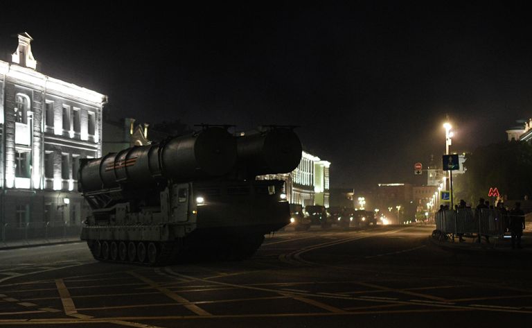 Зенитно-ракетная система (ЗРС) С-300В4 на Моховой улице во время ночной репетиции парада в честь 75-летия Победы в Великой Отечественной войне в Москве
