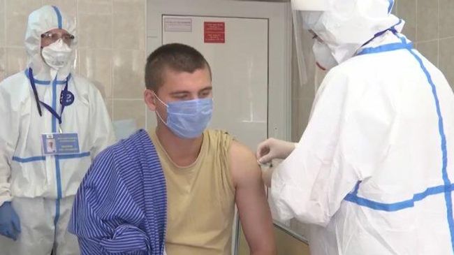 Первым добровольцам ввели опытную вакцину от коронавируса. Кадры Минобороны Первым добровольцам ввели опытную вакцину от коронавируса. Кадры Минобороны