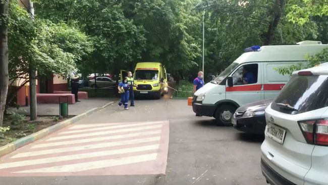 Автомобили скорой помощи у дома на улице Приорова в Москве, где произошла стрельба. Кадр видео Автомобили скорой помощи у дома на улице Приорова в Москве, где произошла стрельба. Кадр видео