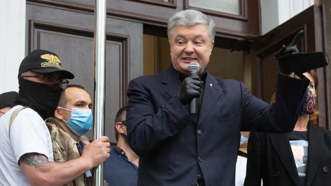 Экс-президент Украины, депутат Верховной рады Украины Петр Порошенко выступает у здания Печорского районного суда на акции своих сторонников в Киеве