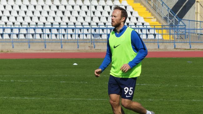 Игрок ФК Ротор Виталий Денисов