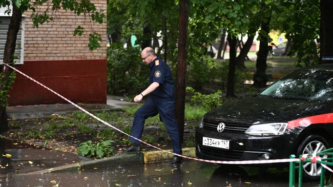 Машина следственного комитета у подъезда дома на севере Москвы, где неизвестный мужчина открыл стрельбу