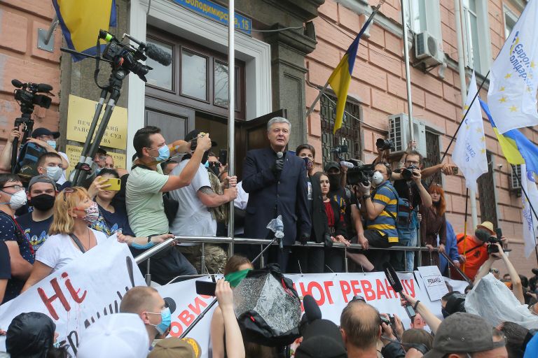Петр Порошенко выступает у здания Печорского районного суда Петр Порошенко выступает у здания Печорского районного суда