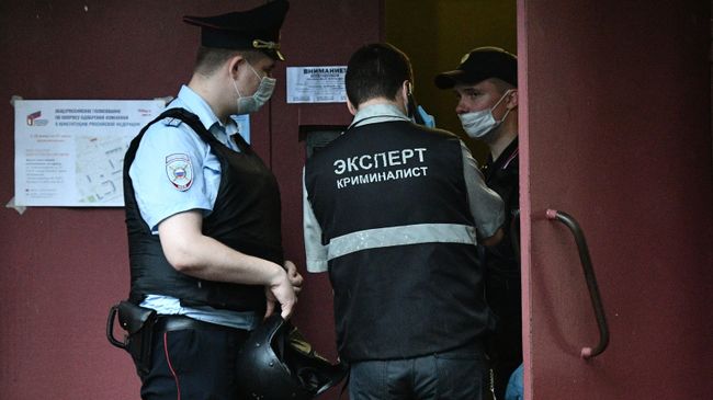 Сотрудник полиции и эксперт криминалист у жилого дома на севере Москвы, где мужчина открыл стрельбу Сотрудник полиции и эксперт криминалист у жилого дома на севере Москвы, где мужчина открыл стрельбу