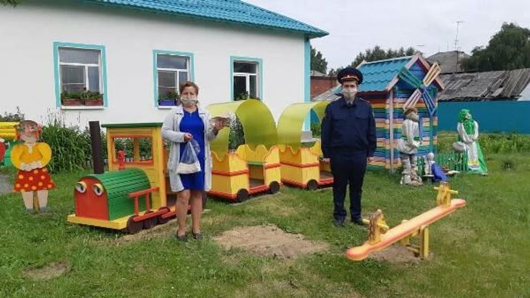Деревянные паровозик и вагончики из дерева для детодомовцев сделали осужденные в Тавдинской колонии ИК-26 для экс силовиков Деревянные паровозик и вагончики из дерева для детодомовцев сделали осужденные в Тавдинской колонии ИК-26 для экс силовиков