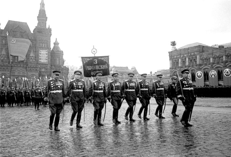 оржественный марш воинов 3-го Украинского фронта во главе с маршалом Советского Союза Толбухиным Федором Ивановичем на Параде Победы на Красной площади 24 июня 1945 года
