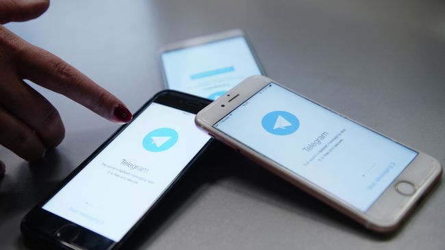 Мессенджер Telegram на экране телефона Мессенджер Telegram на экране телефона