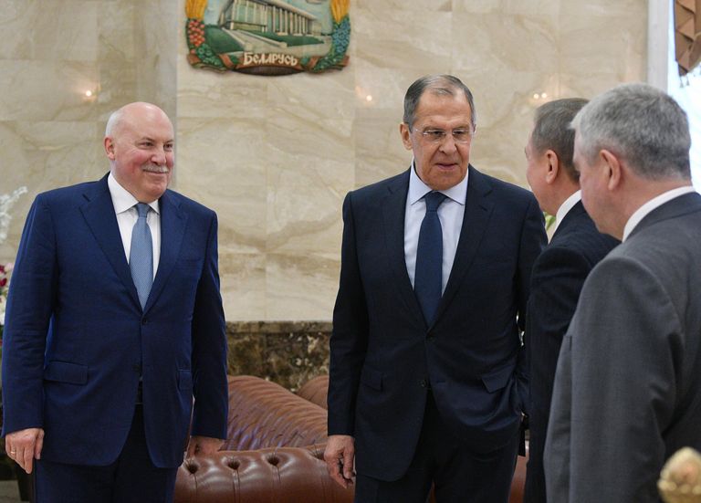 Посол России в Белоруссии Дмитрий Мезенцев, министр иностранных дел РФ Сергей Лавров, министр иностранных дел Белоруссии Владимир Макей и посол Белоруссии в России Владимир Семашко во Дворце Независимости в Минске