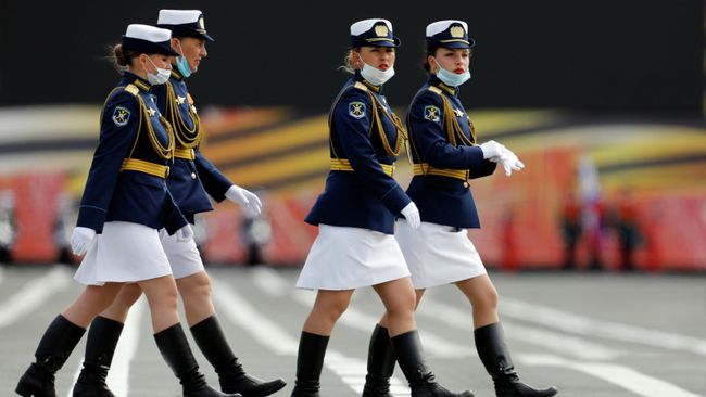 Военнослужащие во время генеральной репетиции парада в честь 75-летия Победы в Великой Отечественной войне в Москве Военнослужащие во время генеральной репетиции парада в честь 75-летия Победы в Великой Отечественной войне в Москве