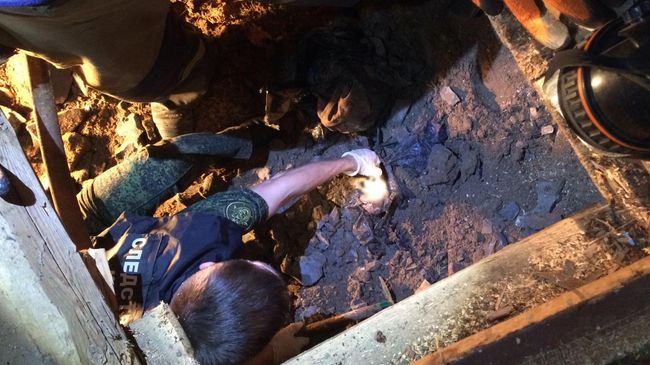 Место обнаружения в Астраханской области залитого в бетон тела 12-летнего мальчика под полом дома, который принадлежит его старшему брату Место обнаружения в Астраханской области залитого в бетон тела 12-летнего мальчика под полом дома, который принадлежит его старшему брату