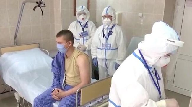 Вакцинация добровольцев против коронавируса SARS-CoV-2 в Главном военном клиническом госпитале имени Н. Н. Бурденко в Москве Вакцинация добровольцев против коронавируса SARS-CoV-2 в Главном военном клиническом госпитале имени Н. Н. Бурденко в Москве