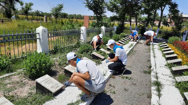 Волонтеры Победы собирают мусор на могилах ветеранов Великой Отечественной войны Волонтеры Победы собирают мусор на могилах ветеранов Великой Отечественной войны