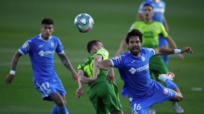 Eibarґs Uruguayan midfielder Sebastian Cristoforo (L) challenges Getafe's Spanish defender Xabier Etxeita during the Spanish League football match between Getafe and Eibar at the Alfonso Perez Coliseum in Getafe near Madrid on June 20, 2020. (Photo by OSCAR DEL POZO / AFP)