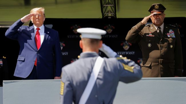 Президент США Дональд Трамп во время выпускной церемонии в военной академии в Вест-Пойнте Президент США Дональд Трамп во время выпускной церемонии в военной академии в Вест-Пойнте