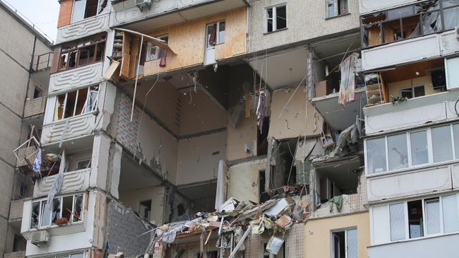 Жилой девятиэтажный дом в Киеве, где произошел взрыв бытового газа, в результате которого разрушены межэтажные перекрытия четырех этажей. Жилой девятиэтажный дом в Киеве, где произошел взрыв бытового газа, в результате которого разрушены межэтажные перекрытия четырех этажей.