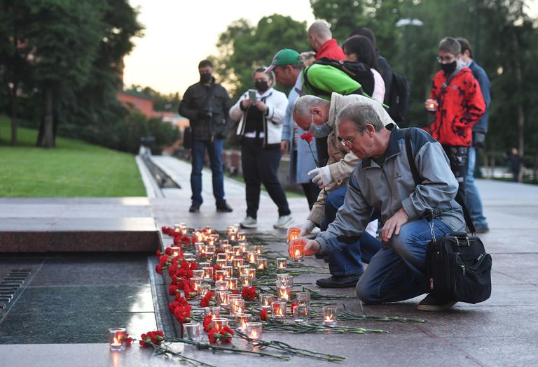 Участники акции Вахта памяти. Вечный огонь в Александровском саду в Москве Участники акции Вахта памяти. Вечный огонь в Александровском саду в Москве