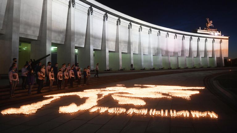 Акция Свеча памяти на Поклонной горе в Москве 