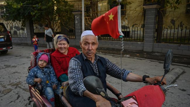 Жители городского уезда Аксу в Синьцзян-Уйгурском автономном районе КНР Жители городского уезда Аксу в Синьцзян-Уйгурском автономном районе КНР