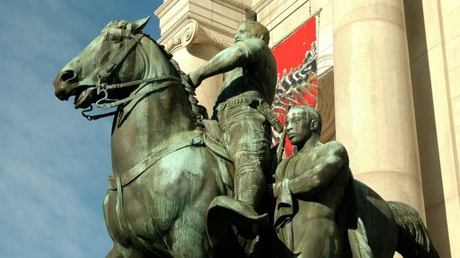 Памятник Теодору Рузвельту у входа в Американский музей естественной истории в Нью-Йорке Памятник Теодору Рузвельту у входа в Американский музей естественной истории в Нью-Йорке