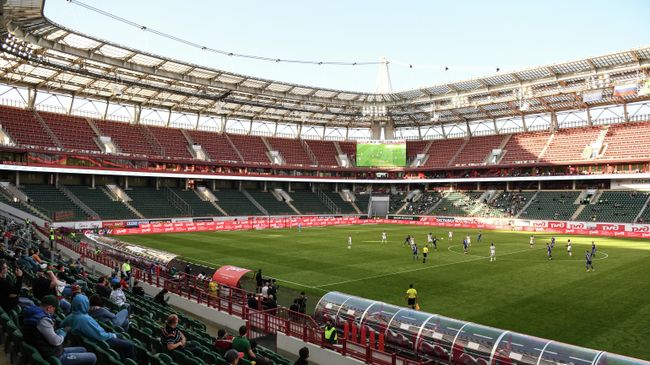 Футболисты Локомотива и Оренбурга на поле Футболисты Локомотива и Оренбурга на поле