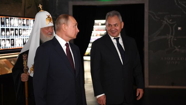Президент РФ Владимир Путин, патриарх Московский и всея Руси Кирилл и министр обороны РФ Сергей Шойгу во время осмотра экспозиции музейного комплекса Дорога памяти в ходе посещения главного храма Вооружённых Сил Президент РФ Владимир Путин, патриарх Московский и всея Руси Кирилл и министр обороны РФ Сергей Шойгу во время осмотра экспозиции музейного комплекса Дорога памяти в ходе посещения главного храма Вооружённых Сил